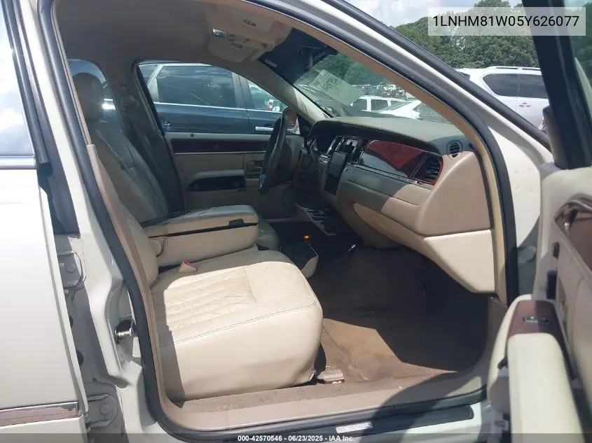 2005 Lincoln Town Car Signature VIN: 1LNHM81W05Y626077 Lot: 42570546