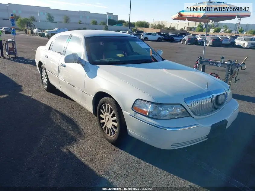 2005 Lincoln Town Car Signature VIN: 1LNHM81W85Y669842 Lot: 42696124