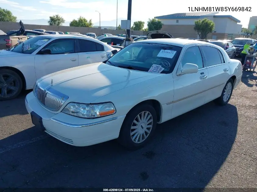 2005 Lincoln Town Car Signature VIN: 1LNHM81W85Y669842 Lot: 42696124