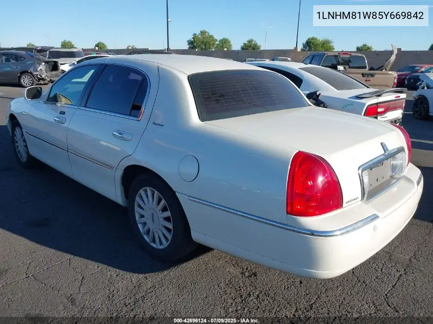 2005 Lincoln Town Car Signature VIN: 1LNHM81W85Y669842 Lot: 42696124