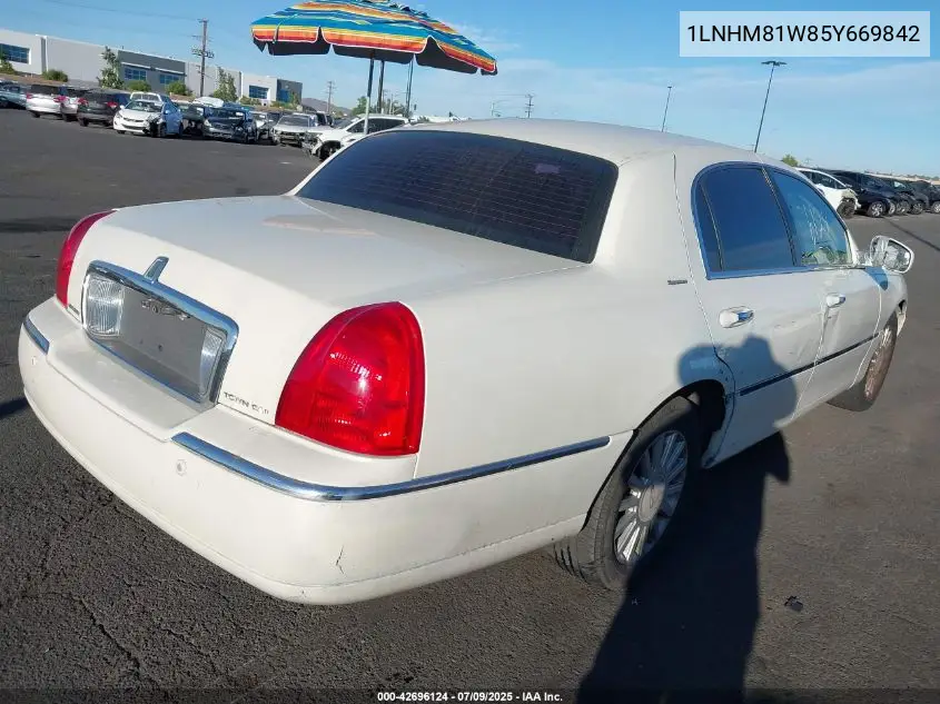 2005 Lincoln Town Car Signature VIN: 1LNHM81W85Y669842 Lot: 42696124