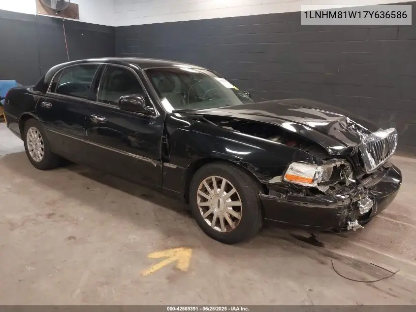 2007 Lincoln Town Car Signature VIN: 1LNHM81W17Y636586 Lot: 42589391