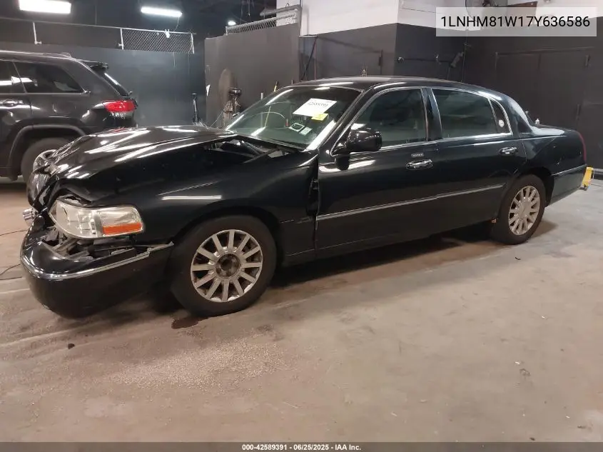 2007 Lincoln Town Car Signature VIN: 1LNHM81W17Y636586 Lot: 42589391
