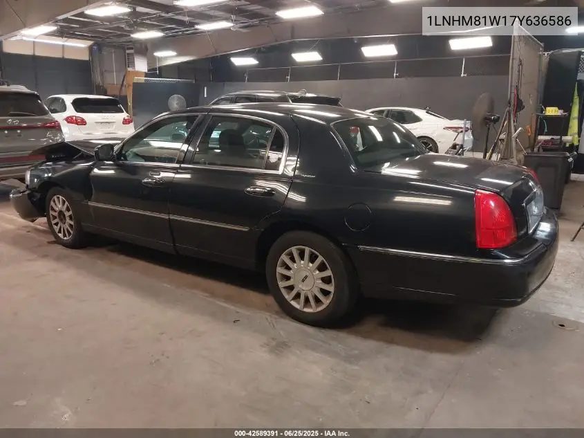 2007 Lincoln Town Car Signature VIN: 1LNHM81W17Y636586 Lot: 42589391