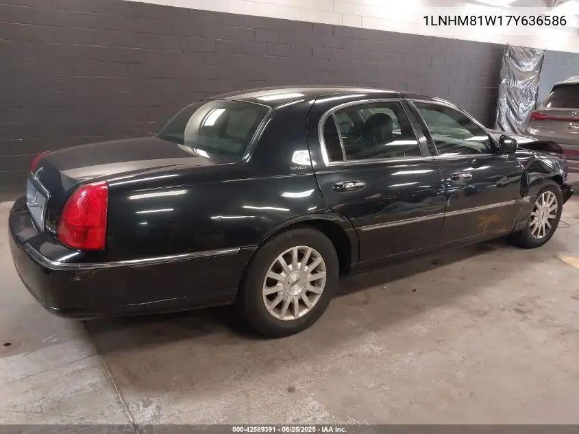 2007 Lincoln Town Car Signature VIN: 1LNHM81W17Y636586 Lot: 42589391