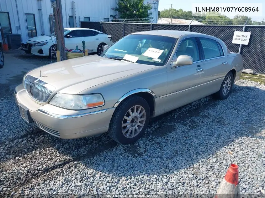 2007 Lincoln Town Car Signature VIN: 1LNHM81V07Y608964 Lot: 42633236