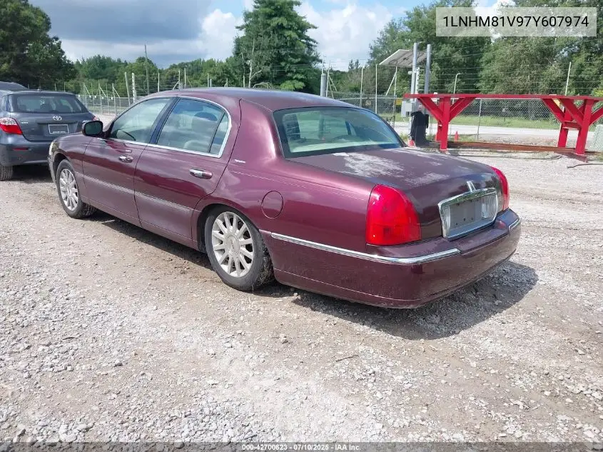2007 Lincoln Town Car Signature VIN: 1LNHM81V97Y607974 Lot: 42700623
