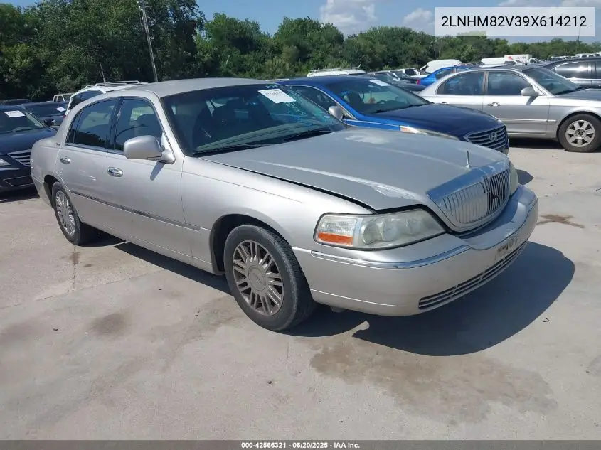 2009 Lincoln Town Car Signature Limited VIN: 2LNHM82V39X614212 Lot: 42566321