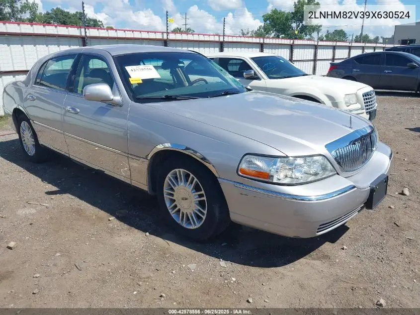 2009 Lincoln Town Car Signature Limited VIN: 2LNHM82V39X630524 Lot: 42578556
