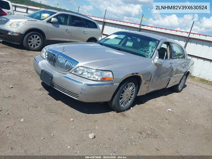 2009 Lincoln Town Car Signature Limited VIN: 2LNHM82V39X630524 Lot: 42578556
