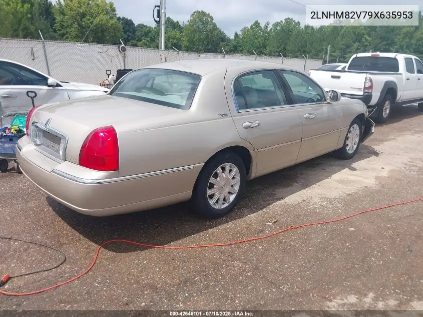 2009 Lincoln Town Car Signature Limited VIN: 2LNHM82V79X635953 Lot: 42646101