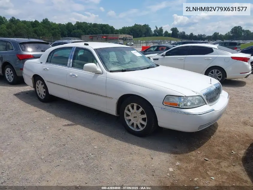 2009 Lincoln Town Car Signature Limited VIN: 2LNHM82V79X631577 Lot: 42694658