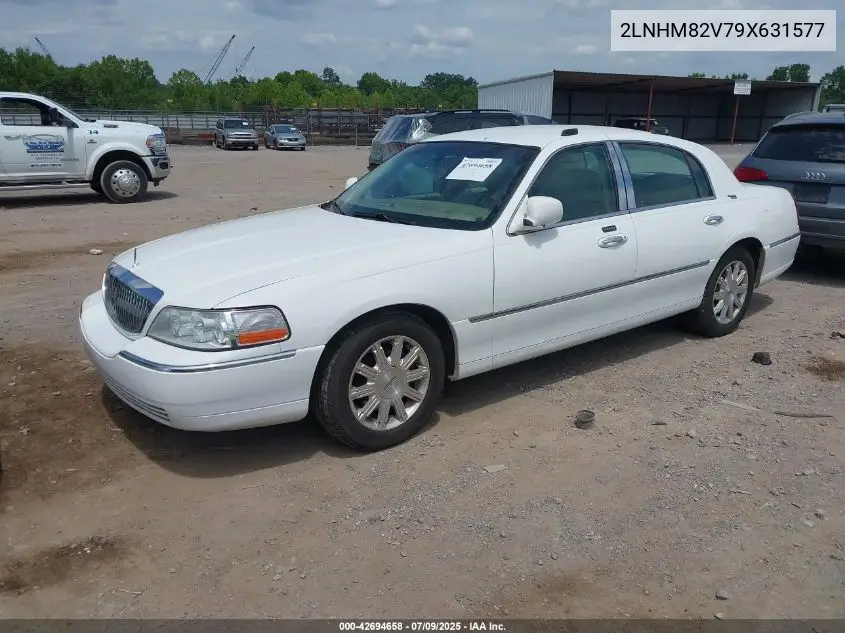 2009 Lincoln Town Car Signature Limited VIN: 2LNHM82V79X631577 Lot: 42694658