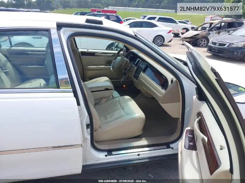 2009 Lincoln Town Car Signature Limited VIN: 2LNHM82V79X631577 Lot: 42694658