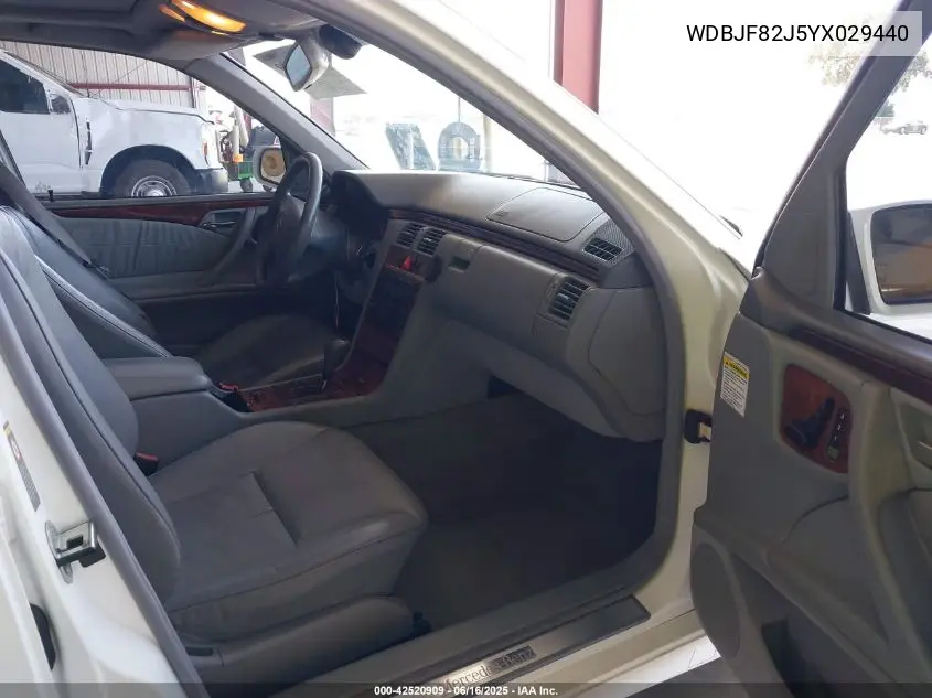 2000 Mercedes-Benz E 320 4M VIN: WDBJF82J5YX029440 Lot: 42520909