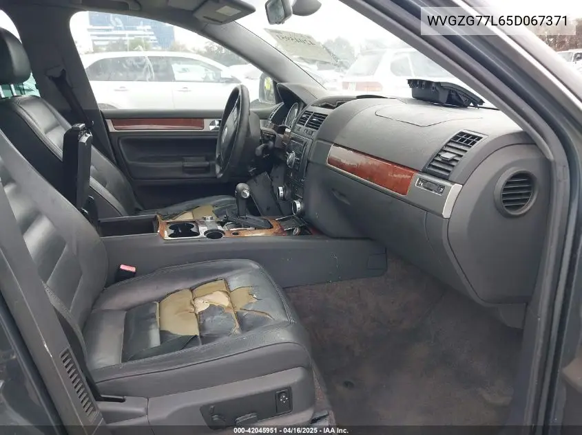 2005 Volkswagen Touareg V6 VIN: WVGZG77L65D067371 Lot: 42045951