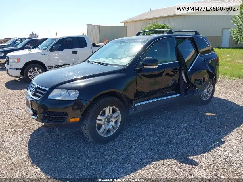 2005 Volkswagen Touareg V8 VIN: WVGMM77LX5D076027 Lot: 42643083
